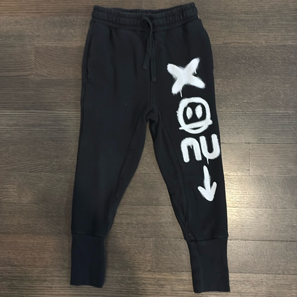 NUNUNU UNISEX SWEATPANTS-BLACK W/ GRAPHIC WRITING DOWN LEG-LIKE NEW! SIZE 6-7i